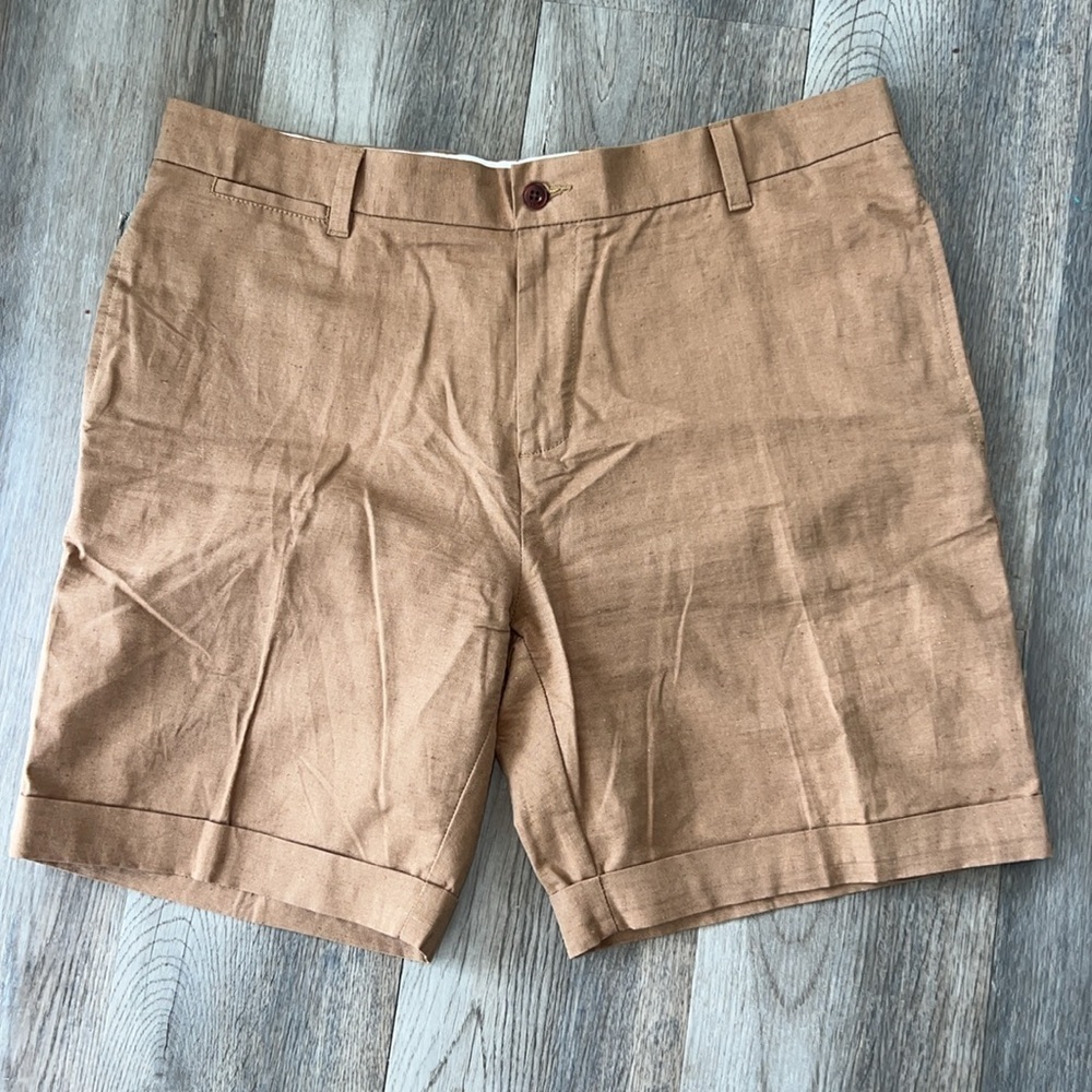 Tommy Hilfiger Men's Relaxed. Fit Tan Chinos with Cuffs